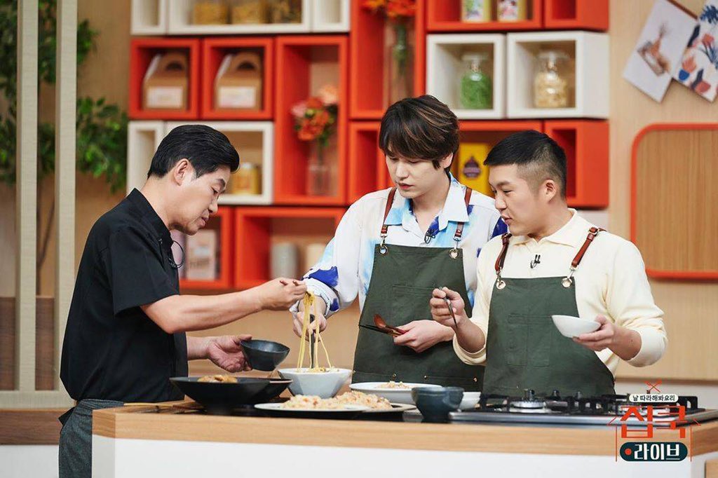 StellaTWloveKyu's tweet photo. #KYUHYUN Home Cook Live ๐จโ๐ณ (Olive_tv IG) #๊ทํ #chefkyu https://t.co/hDzKgQG2Ti