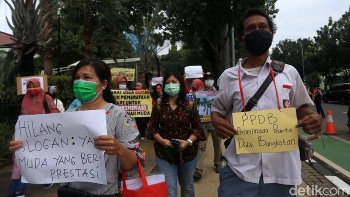 #Foto Pemprov DKI Jakarta mengeluarkan aturan penerimaan sekolah berdasarkan zonasi yang mengacu pada usia siswa. Aturan ini menuai sejumlah protes warga. Berikut aksi mereka: #PPDB

Foto: Agung Pambudhy/detikcom