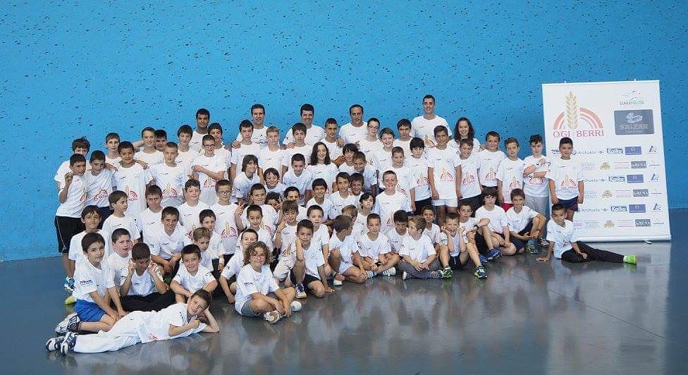 Este año no haremos campus de verano.
Disfrutar de los frontones y plazas de nuestros barrios y pueblos jugando a pelota.
Aurtengo kanpaldiak bertan behera geratu dira.
Hala ere uda honetan goza ezazue pilotaz frontoi edo ta plazetan.Gora Pilota !! 💪⚾️
#euskalpilota #pelotavasca