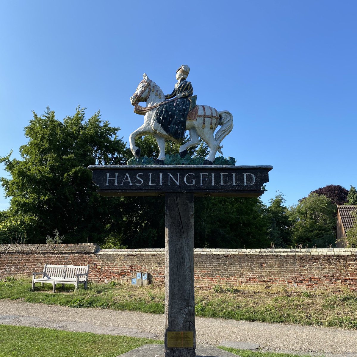 nigelgutgenug's tweet photo. Haslingfield village sign &amp; sun dial, one of my favourite signs around with a good snippet of local history.
Day 32 @winningline1 challenge.

#godolphinwinningline #haslingfield #fromwhereiride #outsideisfree #cycling #cambridgeshire #sundial #godolphin #charity https://t.co/azKLnRuTLf