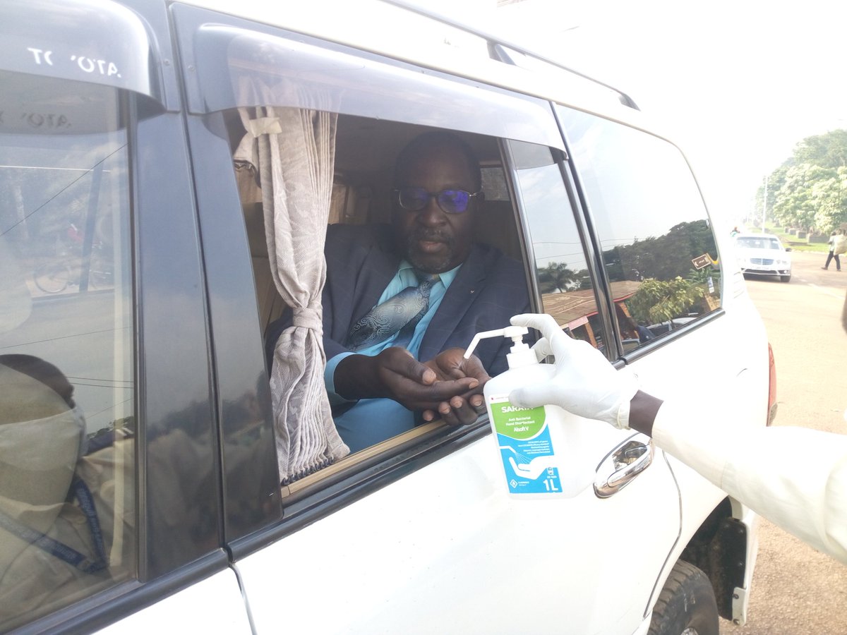 BugandaKingdom_'s tweet photo. Baminisita ba Kabaka n'omukubiriza w'Olukiiko lwa Buganda nga bakeberebwa n'okunaaba mu ngalo nga bayingira Bulange okwetangira ekirwadde kya Covid19. #BugandaUpdate https://t.co/NWqxDxtC0d