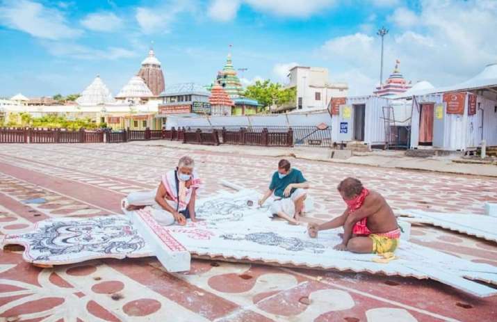 SakalMediaNews's tweet photo. Rath Yatra begins today after nod from Supreme Court: With no devotees, curfew maintained.
https://t.co/OmwhBCoSGE
#Sakal #Sakalnews #SakalMedia #News #Viral #Trending #Breaking #Viralnews #Yatra #Rathyatra #SC #Supremecourt #Order #Curfew #Nodevotees https://t.co/1wvK1nWhc3