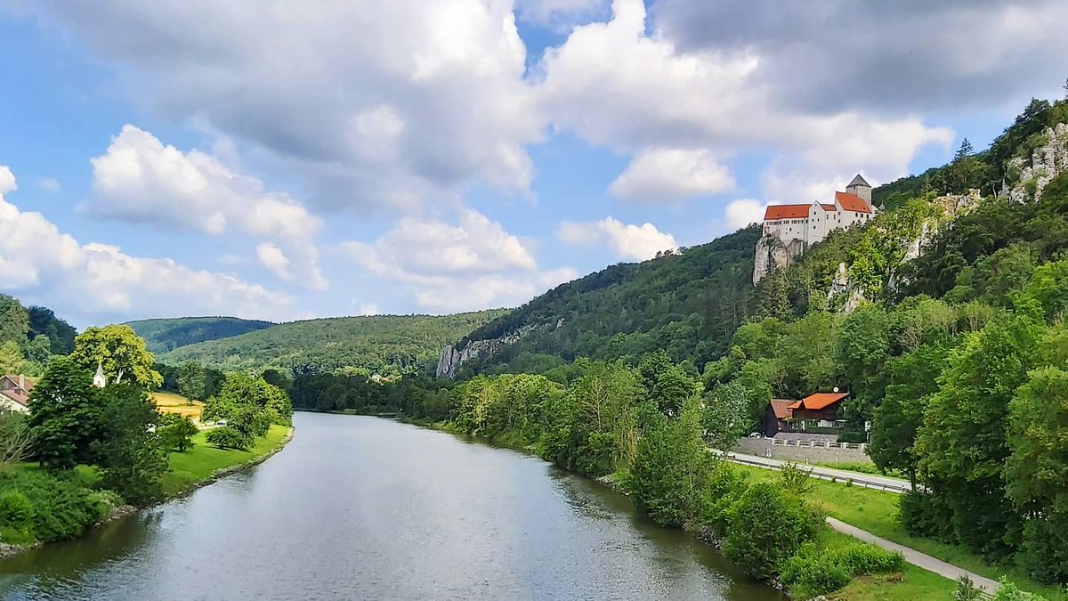 Moni_Hoffmann's tweet photo. 🏰 Burg #Prunn bei Einthal 🇩🇪. Die schönste Burg im unteren #Altmühltal ist für uns Burg Prunn auf einem steilen Jurafelsen. Die Anlage des 12. Jhds. kann besucht werden. Dort wurde eine wertvolle Handschrift des Nibelungenliedes (Prunner Codex) gefunden. Die Kapelle ist von 1883 https://t.co/WknFFeXmlp