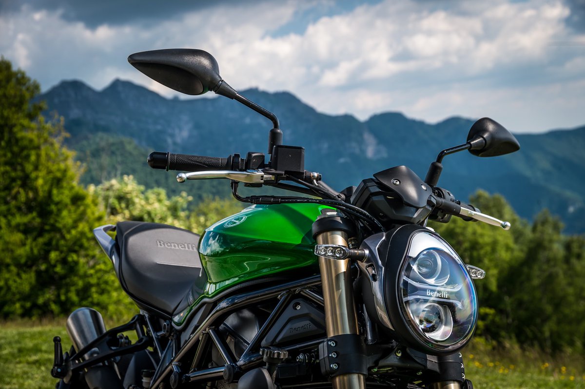 motoreetto's tweet photo. E poi c'è lei, l'ultima nuda italiana: 76CV, 67 Nm, forcella Marzocchi 50 mm tutta regolabile e prezzo di 6.990 euro. La #Benelli #752S è la protagonista della mia prossima recensione, stasera sul mio canale youtube e sul blog naturalmente. https://t.co/YmfzOZand7