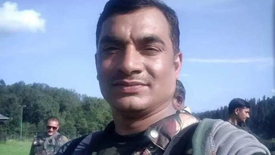 kolhe_amol's tweet photo. आज पहाटे जम्मू-काश्मीरच्या पुलवामामधील बंदजू परिसरात दहशतवाद्यांशी झालेल्या चकमकीत सोलापूर जिल्ह्यातील पानगाव ता: बार्शी येथील जवान सुनिल काळे यांना वीरगती मिळाली. काळे कुटुंबियांवर कोसळलेल्या दुःखात आम्ही सहभागी आहोत. वीरमरण प्राप्त सैनिकांना मानवंदना व भावपूर्ण श्रद्धांजली! https://t.co/JI4N9bOuNt