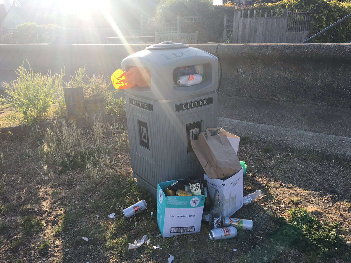 Not all bins are full (I checked from the harbour to W Beach caravan park) but the gulls & foxes are spreading the litter too.  @canterburycc  @Kent_cc  @Labour4C  @kentpolicecbury  @VisitKent  @ExploreKent  @kentlivenews  @NeilWhitstable  @RosieDuffield1