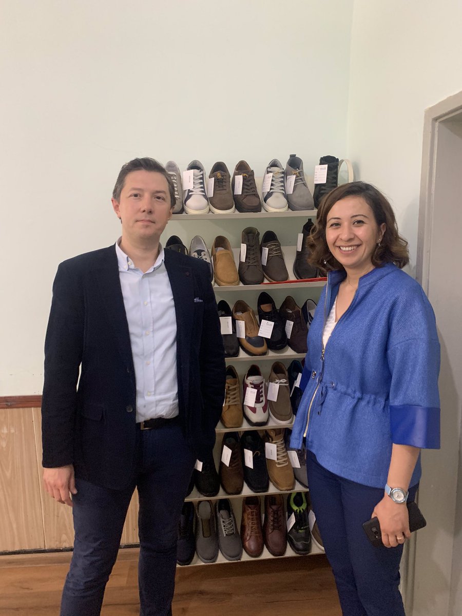 emrelini's tweet photo. Sofya Ticaret Müşavirimiz Sinem Taştan’a fabrikamıza gerçekleştirdiği ziyaret için teşekkür ediyoruz. İcinde bulunduğumuz #pandemi günlerinde ziyareti ile bizlere destek oldu. Bölgedeki tek direk enjeksiyonlu, çift robotlu ve 24 istasyonlu #desma makinamızı inceledi. @TCSofyaBE https://t.co/pmPtZNhVzJ