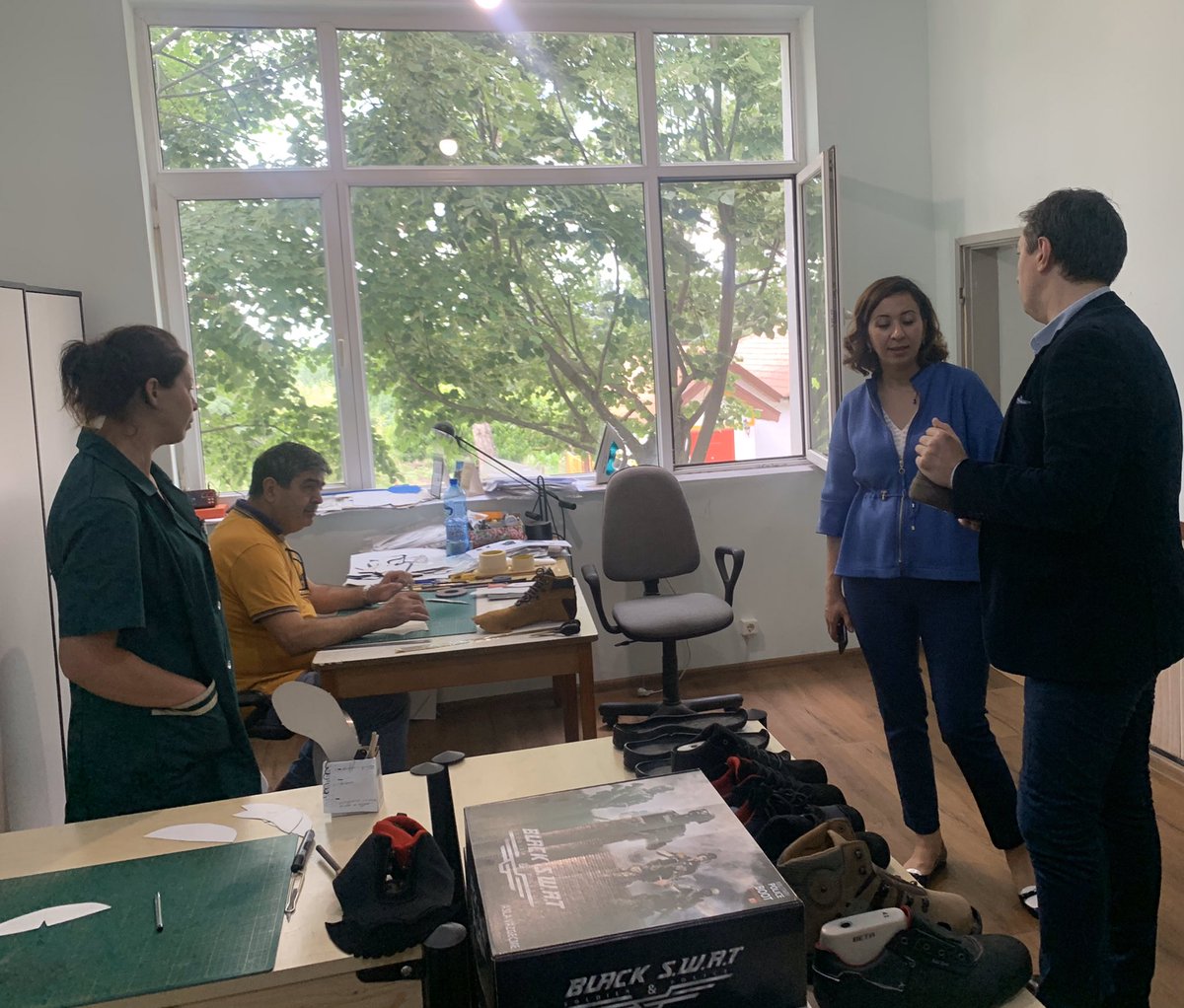 emrelini's tweet photo. Sofya Ticaret Müşavirimiz Sinem Taştan’a fabrikamıza gerçekleştirdiği ziyaret için teşekkür ediyoruz. İcinde bulunduğumuz #pandemi günlerinde ziyareti ile bizlere destek oldu. Bölgedeki tek direk enjeksiyonlu, çift robotlu ve 24 istasyonlu #desma makinamızı inceledi. @TCSofyaBE https://t.co/pmPtZNhVzJ
