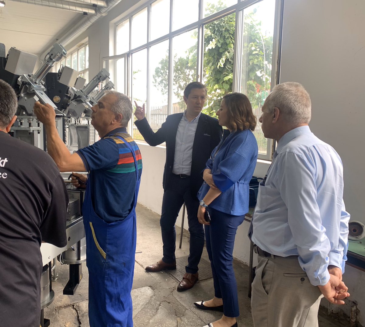 emrelini's tweet photo. Sofya Ticaret Müşavirimiz Sinem Taştan’a fabrikamıza gerçekleştirdiği ziyaret için teşekkür ediyoruz. İcinde bulunduğumuz #pandemi günlerinde ziyareti ile bizlere destek oldu. Bölgedeki tek direk enjeksiyonlu, çift robotlu ve 24 istasyonlu #desma makinamızı inceledi. @TCSofyaBE https://t.co/pmPtZNhVzJ