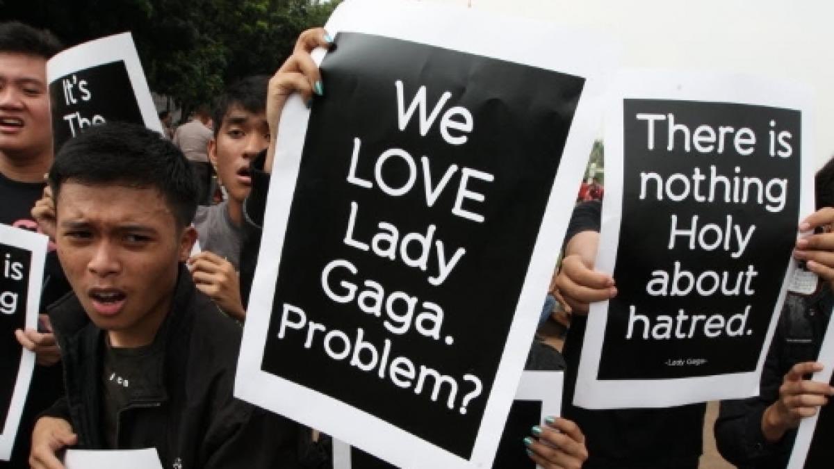 Labeled as satanist, pornograpic and too gay, the Born This Way Ball wasn’t exempt of controversies.In South Korea, the show was considered way too gay which could affect young people (seems ridiculous since three of the singles went number one in the country)