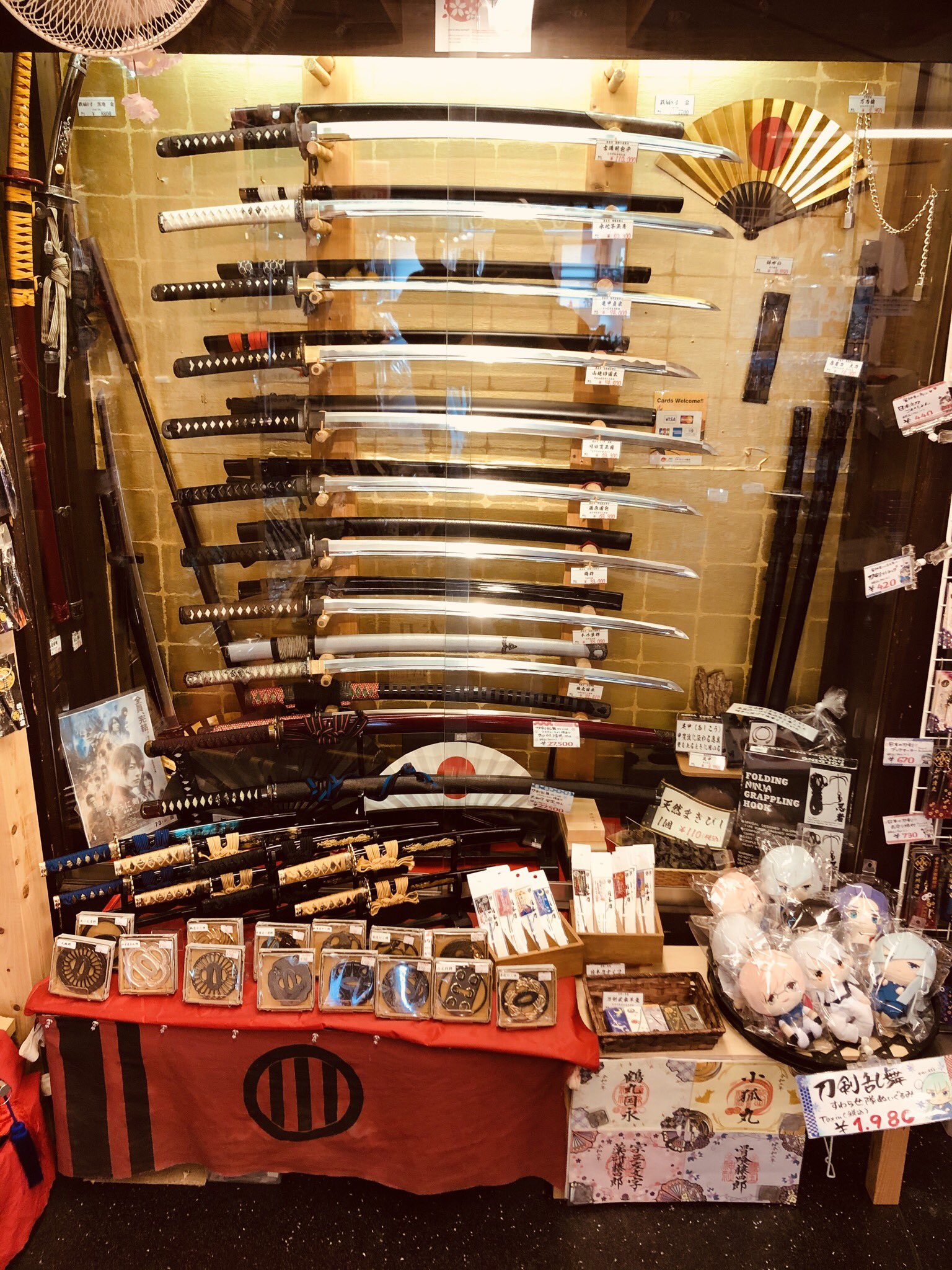 טוויטר 忍屋嵐山店 בטוויטר 忍屋嵐山店昨日に続き刀の紹介です 模造刀 和泉守兼定 堀川国広 骨喰藤四郎 鯰尾藤四郎 薬研藤四郎 五虎退 一期一振 加藤清正拵 伊達政宗拵 源義経拵 直江兼続太刀拵 真田六文銭拵 逆刃刀 黒刃 刀 刀剣の詳細はしのびや