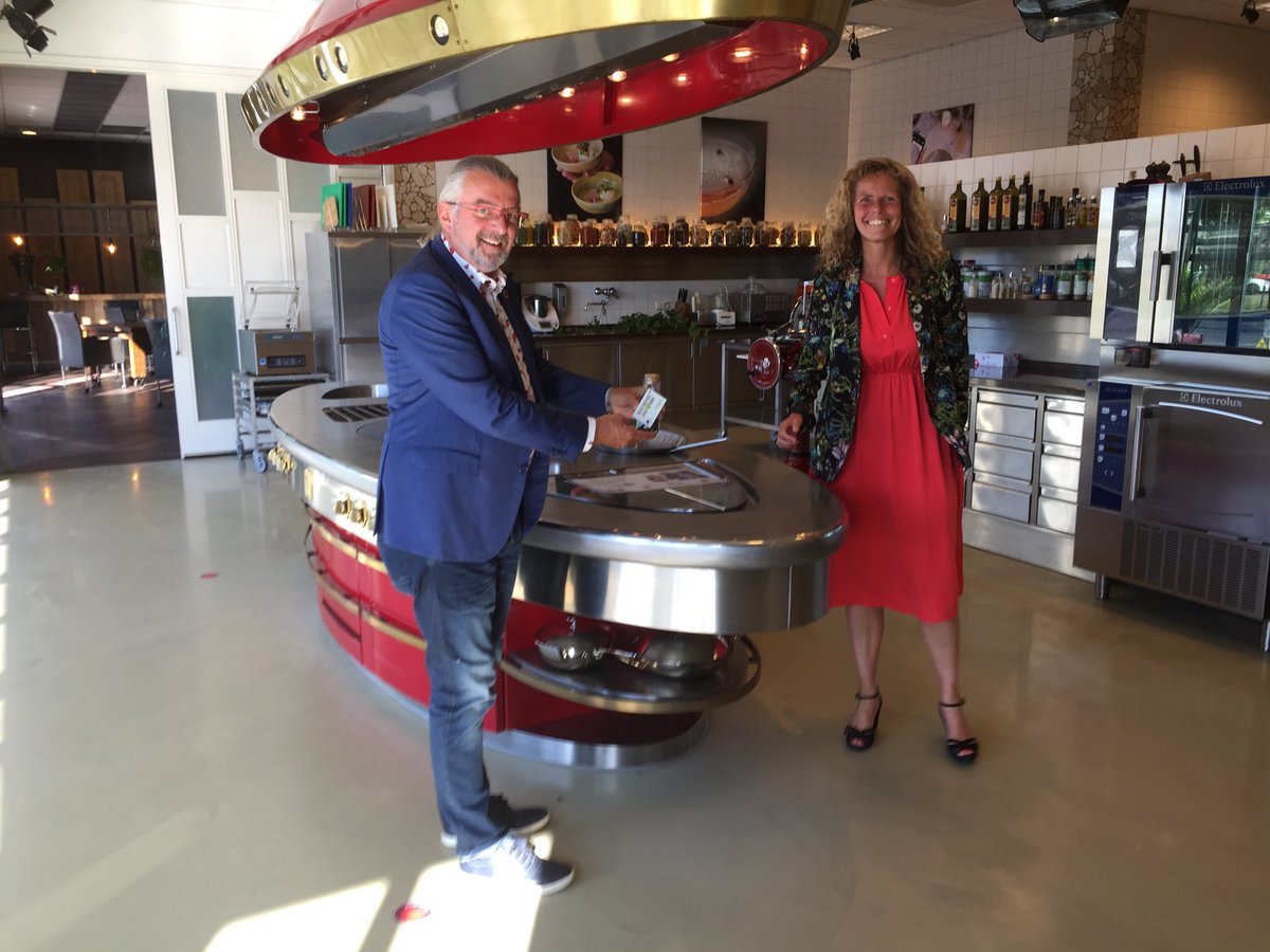 Flessenpost ⁦<a href="/MVOwestland/">MVO Westland</a>⁩ om ondernemers in coronatijd een hart onder de riem te steken. De eerste is voor ⁦<a href="/rjpbaan/">Rob Baan</a>⁩: zet ‘m op Rob! We leven met je mee en top dat we alweer stickerwerk voor ⁦<a href="/koppertcress/">Koppert Cress</a>⁩  mogen doen bij ⁦<a href="/Patijnenburg/">Patijnenburg</a>⁩!