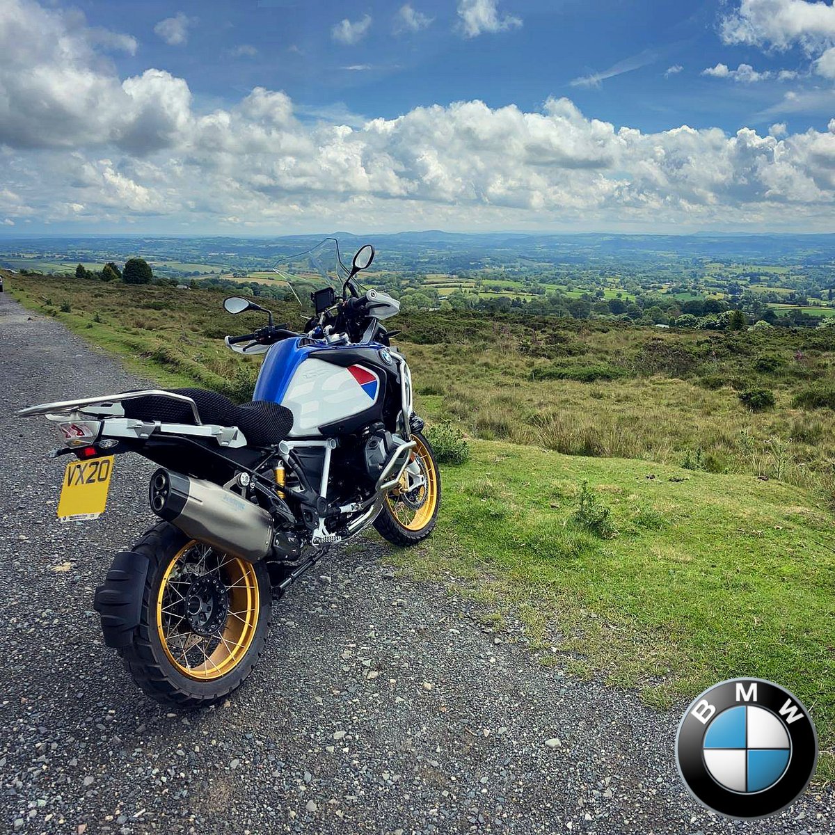 CMGMotorrad's tweet photo. One week into @CarlSearles  ownership of his new R1250 GS Adventure Rallye 

Is there a finer tool to lose yourself for the day on? 🖼

#makelifearide https://t.co/5K8SACYJqd