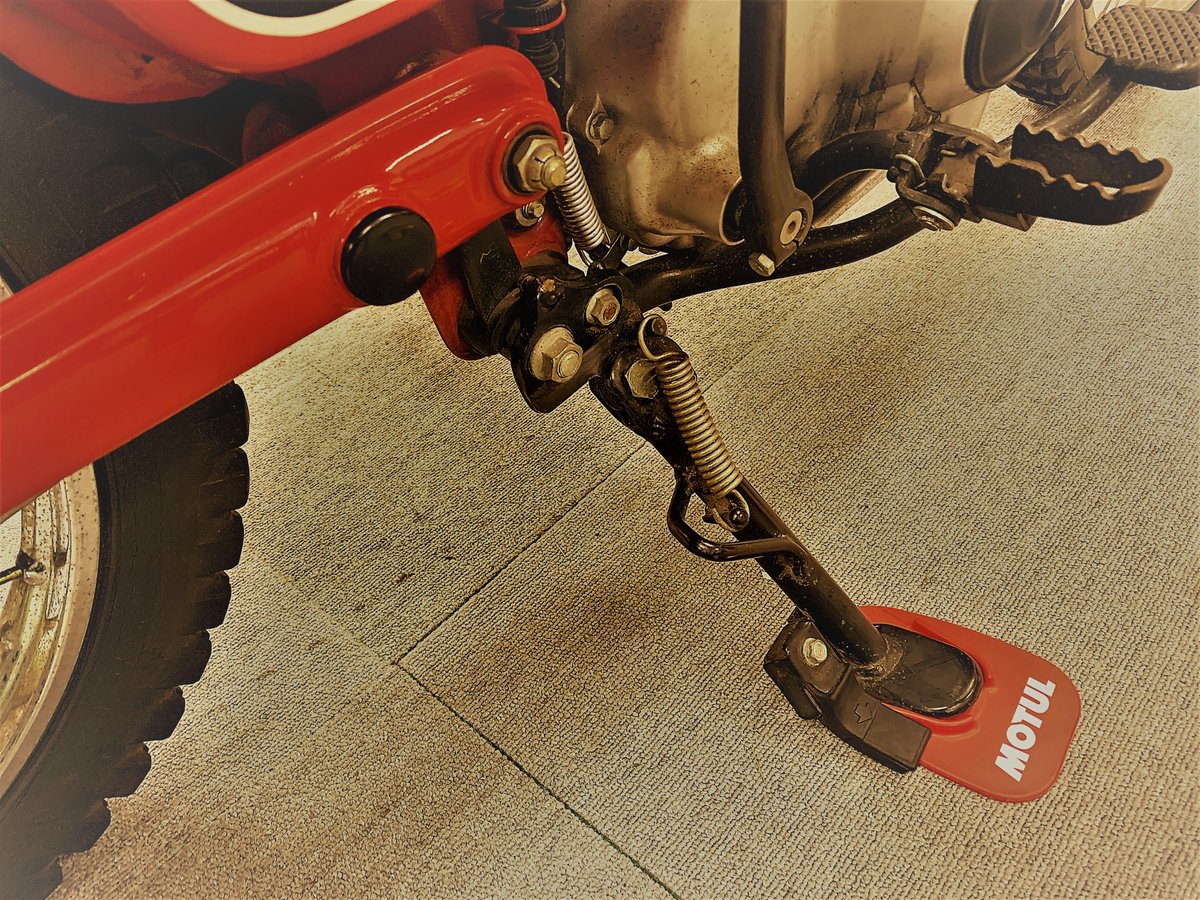 Motul Japan ほとんどのバイクのサイドスタンドは左側に付いていますよね 理由は諸説ありますが スタンドの動きが渋くなった時はmotul P4 E Z Lube 優れた潤滑作用でキシミを無くし防錆します ところで写真のバイク サイドスタンドが右側についてい