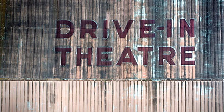 TicketmasterDE's tweet photo. Da es in diesem Sommer keine normalen #Live-Events geben kann, haben viele Veranstalter das #Autokino wiederentdeckt. Wir haben für euch eine Übersicht zusammengestellt, damit ihr keine Autokino-Veranstaltung in eurer Nähe verpasst: https://t.co/4XHvNscFSL
#StageDrive #DriveIn https://t.co/sh6ISdPlA5