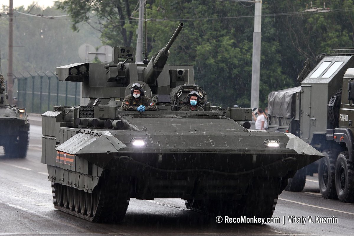 T-15 Armata with Kinzhal turret, mounting a 57 mm gun and Ataka ATGM. Previous years T-15 mounted the Bumerang-BM turret as seen on the K-17 this year.