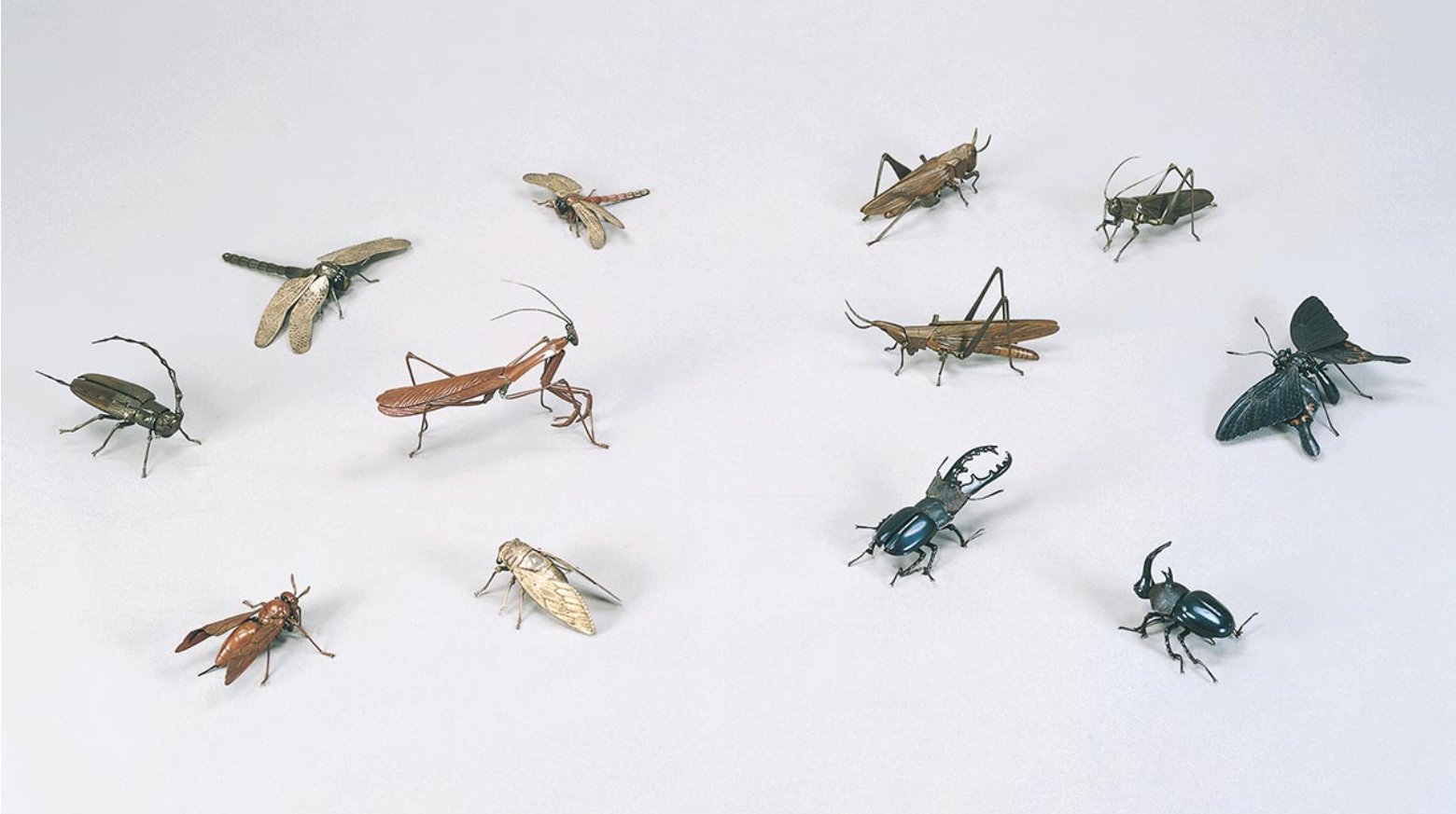 あでり どうやら江戸時代初期まではよくわからない虫だったカブトムシ クワガタムシですが その後はしれっと 日本の代表的な虫 の一員となり今に至ります トンボやカマキリの戸惑いが聞こえそうです 昆虫自在置物 高瀬好山製 明治 昭和初期 写真は