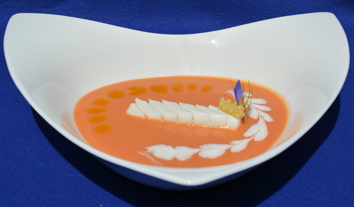 alancoxon's tweet image. #summertime is here so it was time to put together a chilled refreshing gazpacho soup. Here I  serve it with  steamed chilled squid, beaten creme fraiche, drizzles of fruity olive oil, finished with a touch of white Albino caviar from @ook-caviar. #tomatoes #soup #chef  #tasty