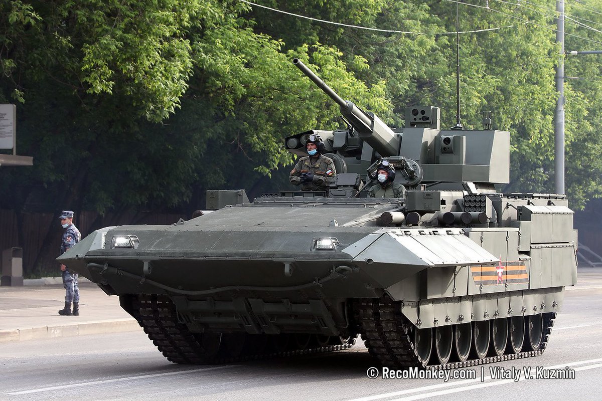 T-15 Armata with Kinzhal turret, mounting a 57 mm gun and Ataka ATGM. Previous years T-15 mounted the Bumerang-BM turret as seen on the K-17 this year.
