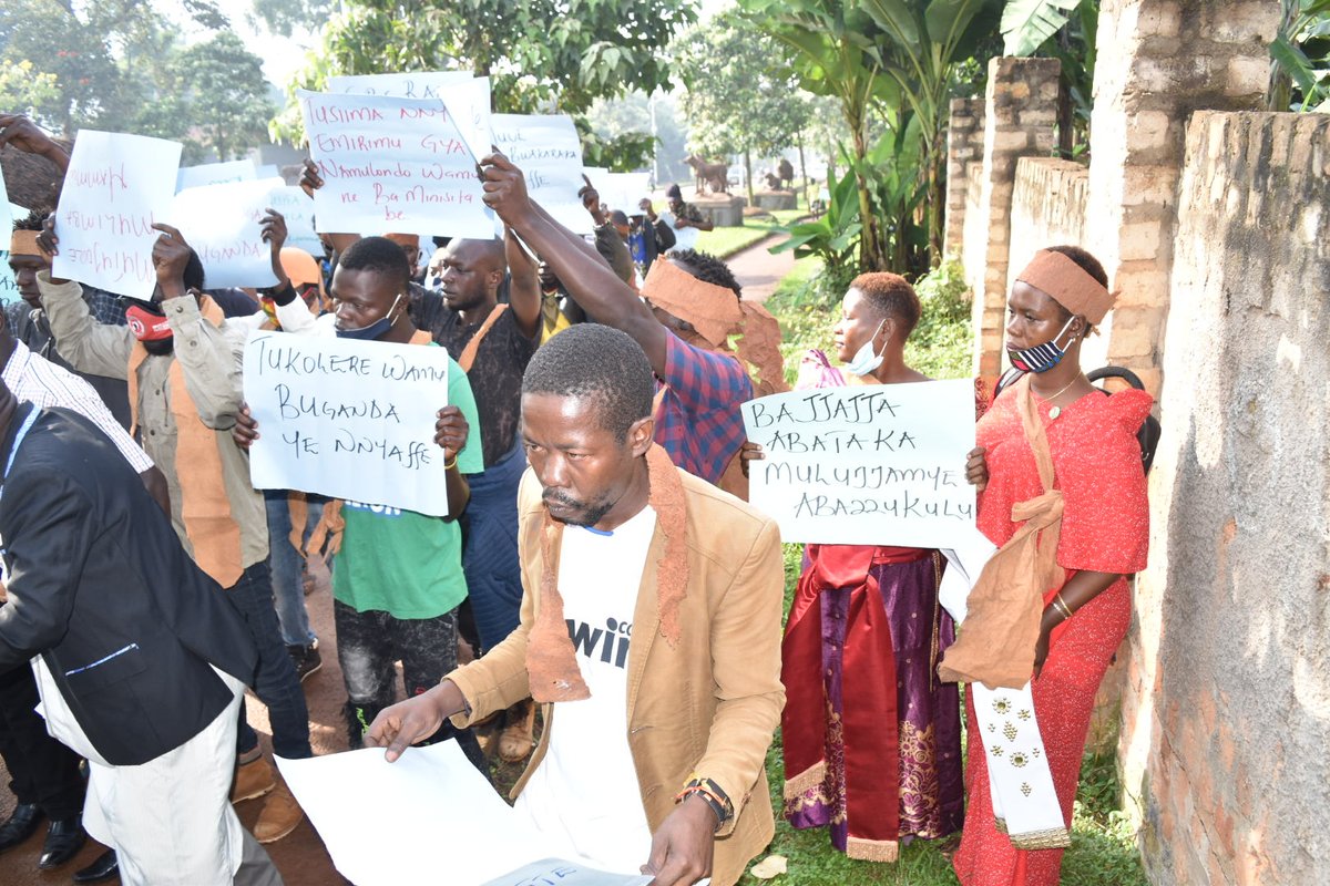BugandaKingdom_'s tweet photo. Waliwo abavubuka abakedde okulaga obutali bumativu eri abo abalumba Buganda n'okulengezza Namulondo. Baagala Gavumenti eveeyo ebeeko nekyekolera abo abalemesa Buganda okugenda mu maaso. #BugandaUpdate https://t.co/WG8TrSHVMO