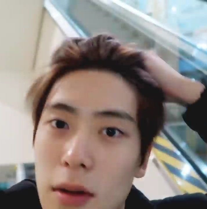 When you accidentally open the camera, but you are jeong jaehyun. A thread;