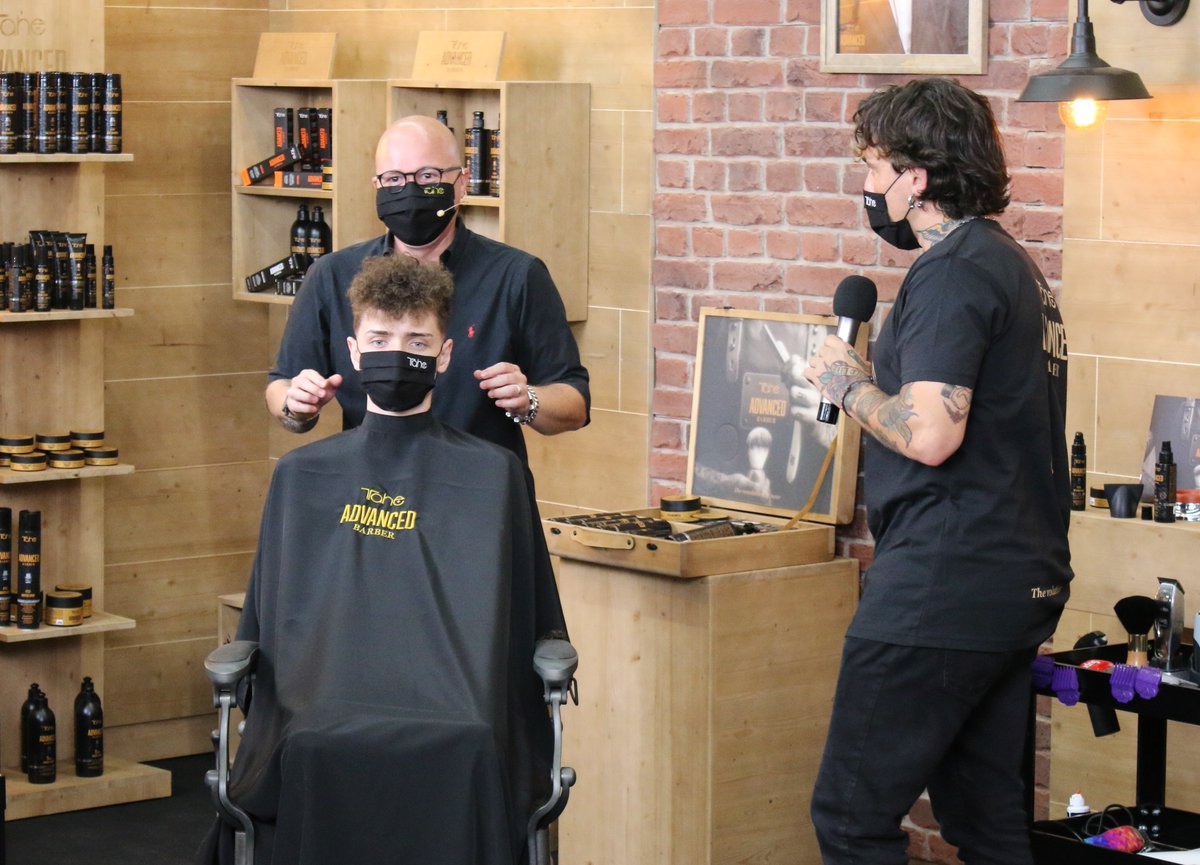 taheoficial's tweet photo. ¡GRACIAS!
A todos los participantes, a @barbersvq, a @BarberasSevilla  y a @BarberoSamu  por formar parte de la BARBER ROOM EXPERIENCE 🔥💈

¿Te la perdiste? ¡Presta atención porque muy pronto volvemos con más!

#formaciononline #formacion #seminario #barber #barberia https://t.co/xWuWBYO2ZI