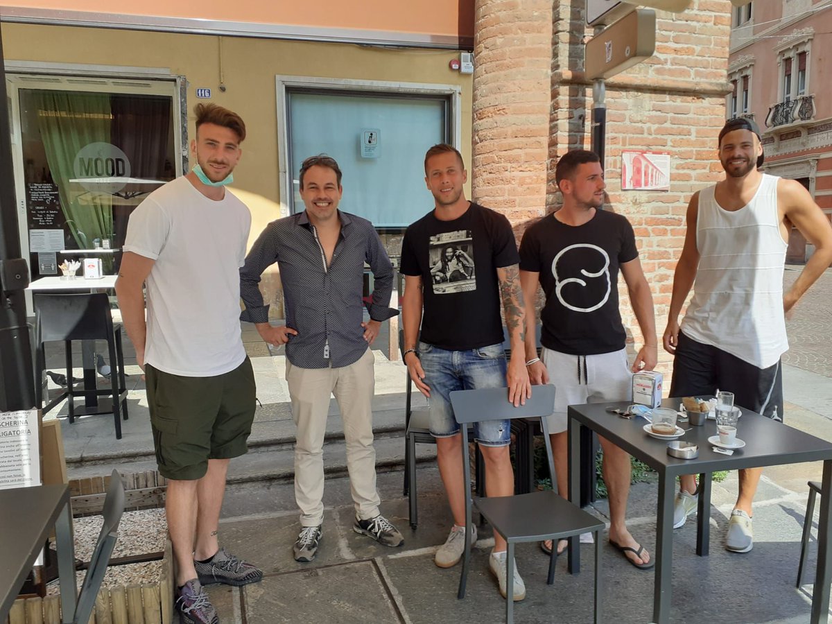 BellelliAlberto's tweet photo. Pausa caffè dopo due ore di riunione, e chi incontro?
#Carletti,#Rossini, #Vano, #Cianci del #FcCarpi Calcio
Il 9 luglio iniziano i Play-off e si parte al #Cabassi. Gli ho fatto un grosso in bocca al lupo.
#PlayOff #Carpi #StadioCabassi https://t.co/NjwFZksu0d