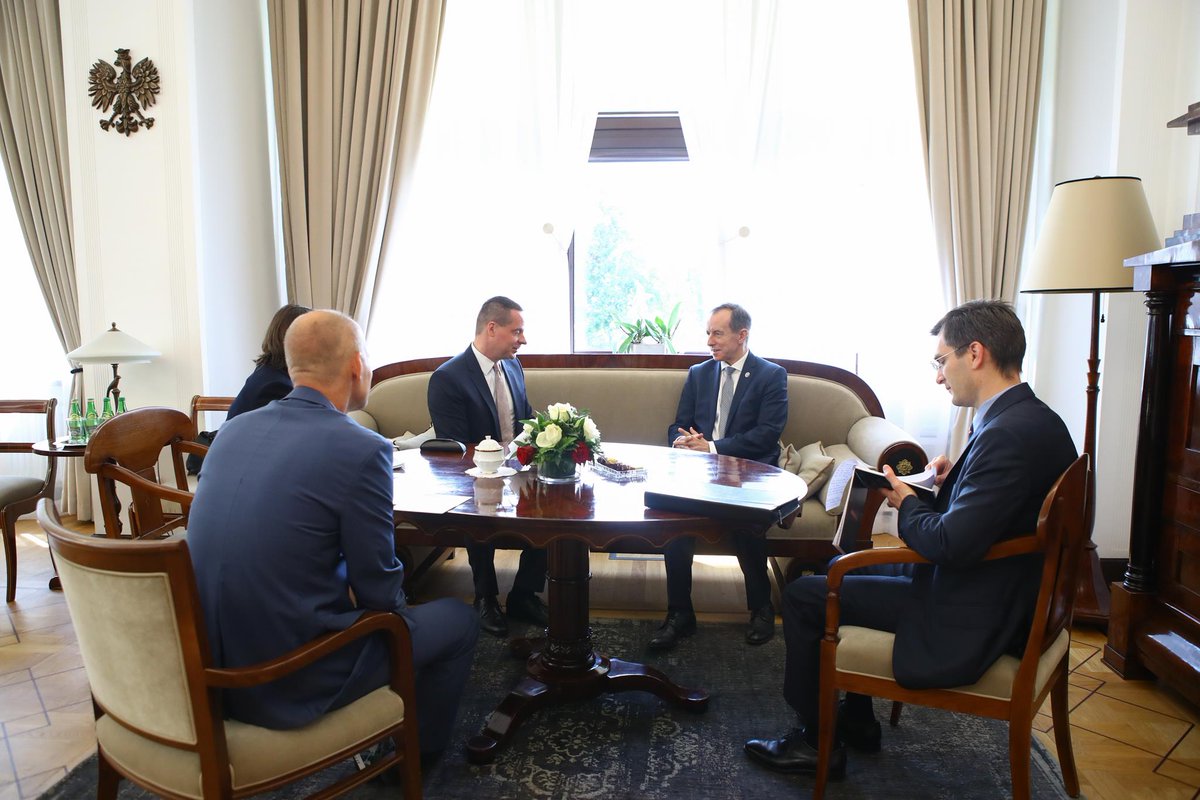 PolskiSenat's tweet photo. 📍#SenatRP
Wizytę u Marszałka Senatu @profGrodzki złożył dziś Ambasador Republiki Słowackiej Andrej #Droba.
🇵🇱🤝🇸🇰 https://t.co/wy6uSzlpRQ