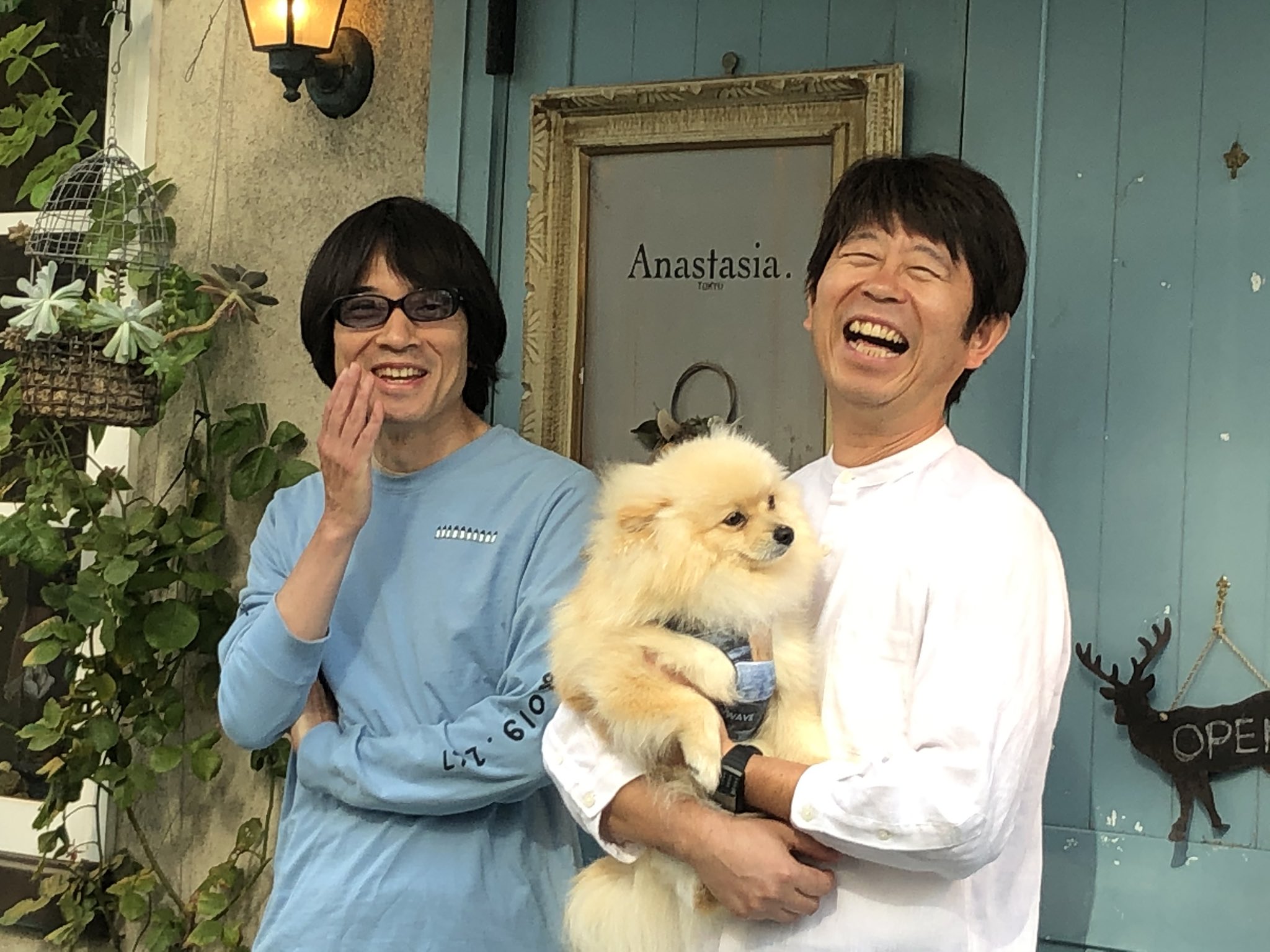 Magokoro Official 昨日公開の配信シングル 天空パレード のジャケットと 新アーティスト写真は チェックいただけましたか 今回は 東京 池ノ上の素敵なお花屋アナスタシアさんにて撮影させていただきました 急遽 看板犬のおからさんにも加わって