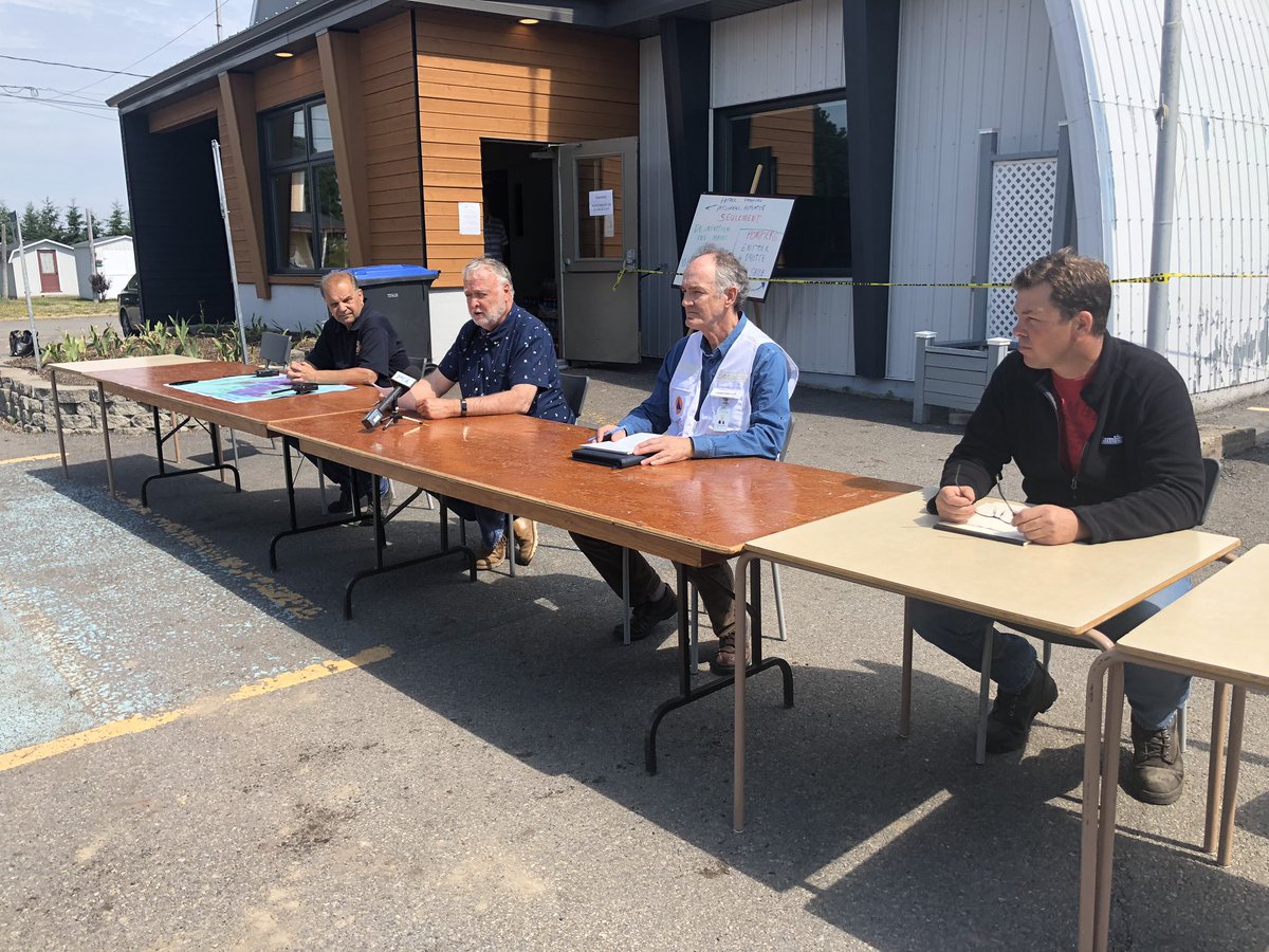Point de presse des autorités à Rivière-Ouelle. Le propriétaire de Tourbière Lambert est présent. #icibsl