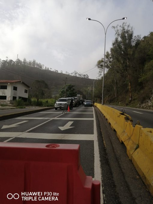 ReporteYa's tweet photo. #23Jun 9:00am #Miranda 
Punto de control en el ivic #PNM direccion caracas, solo avanzan con salvo conducto - @TuReporteroVial https://t.co/iNG87a7LJr