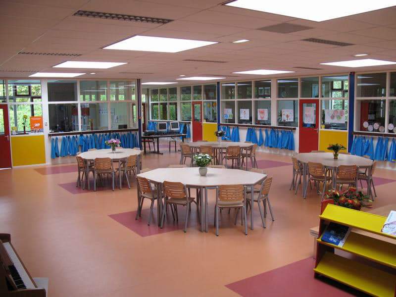 Vandaag bij Basisschool De Triangel in Emmeloord het contract getekend voor dagelijks schoonmaakonderhoud en specialistische reinigingswerkzaamheden.Ook benieuwd wat wij voor u kunnen betekenen? Vraag vrijblijvend een offerte aan. hzreiniging.nl