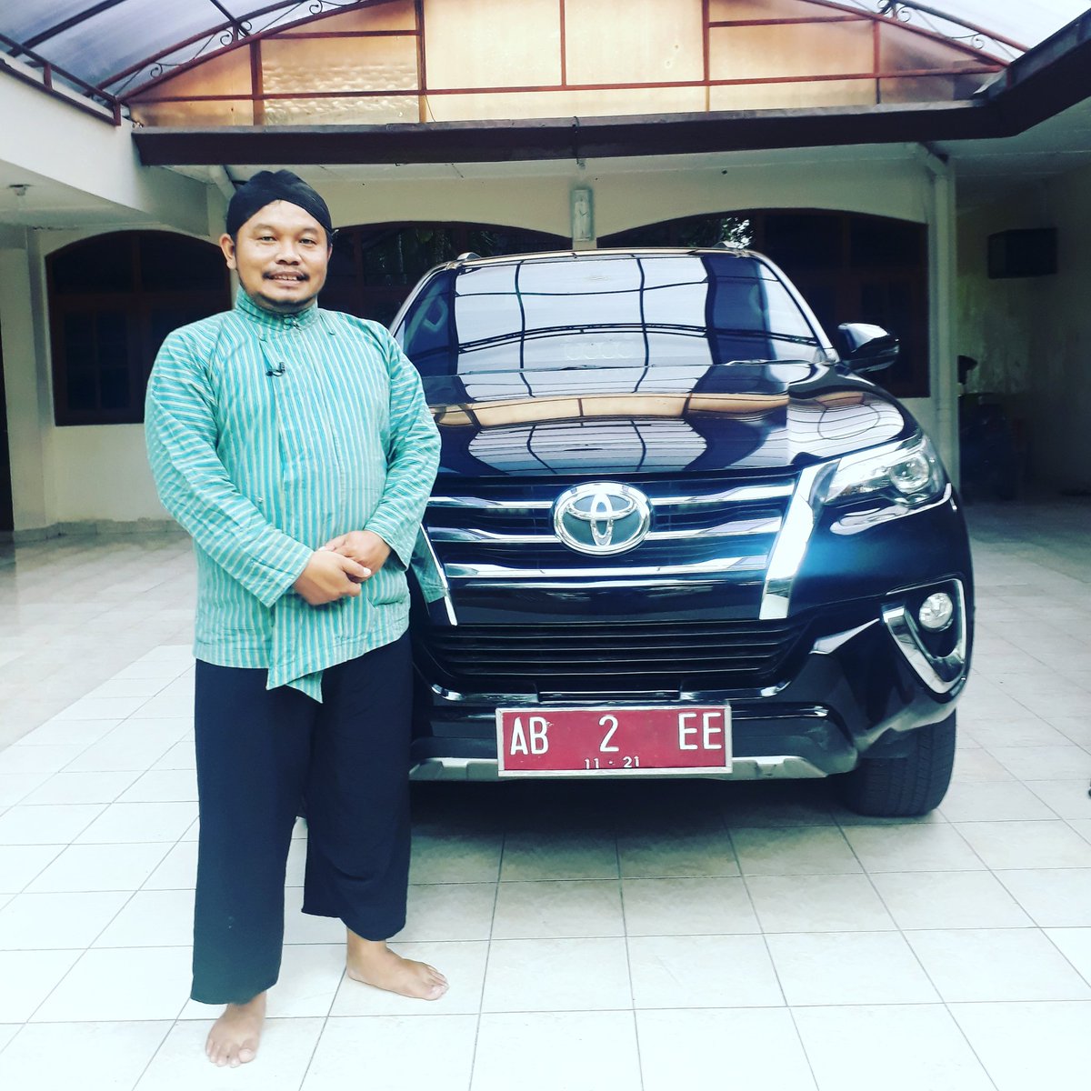 ndoroPursegi's tweet photo. ayo tebak iki nang ndaleme sopo https://t.co/yxtyItAoKq