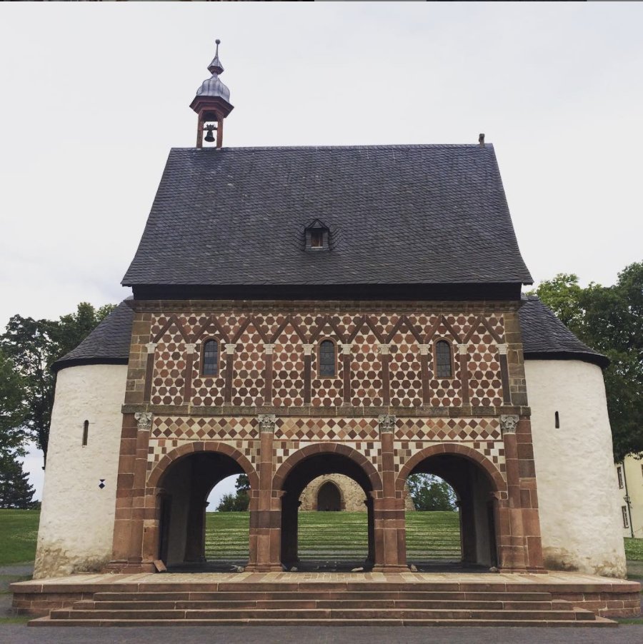 6. The delightful, slightly wonky, 9th century abbey gatehouse at Lorsch.This was a highlight of  @EmilyGuerry & my tour of Germany two summers ago, in which we saw 16 cathedrals, 15 Abbey churches, & 13 UNESCO world heritage sites in 9 days.