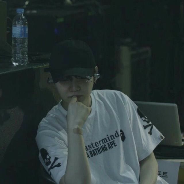 honeysugatd's tweet photo. คอลเล็คชั่น ไม่มูฟออนเดินจงกลมจากมุมความบอยเฟรนด์พี่ยุนกิ https://t.co/Iv48k8X6iu
