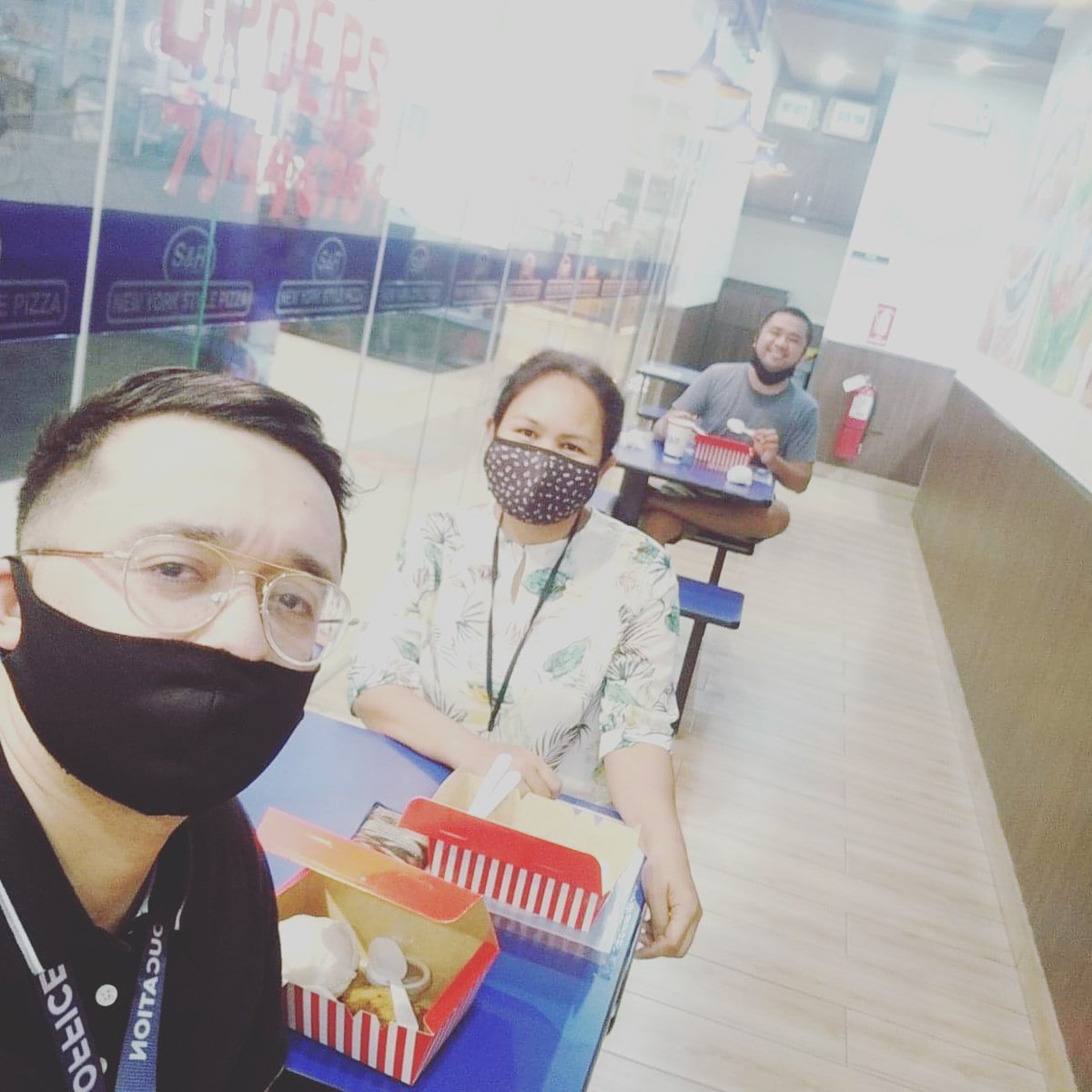 iggypunzalan's tweet photo. Implementing Social Distancing. #skeletalworkforce #LegalService #lunch https://t.co/y13wbgoWoV