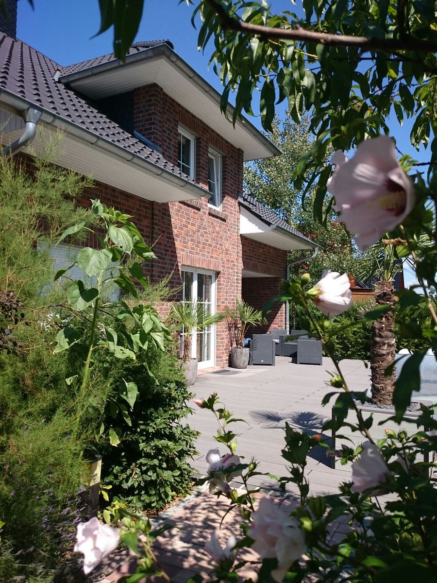 Bauunion1905's tweet photo. Wir ❤️ #Bauherrenfotos. Mit dem #Landhaus #L300 haben sich unsere Bauherren ihr Paradies geschaffen. Blickfang bilden die beiden hochgemauerten Giebel an den #Traufseiten. Hier lässt sich ein drittes #Kinderzimmer oder #Homeoffice realisieren. Infos: https://t.co/icRXxhZij6 🏡 https://t.co/jYTVG6xfo8