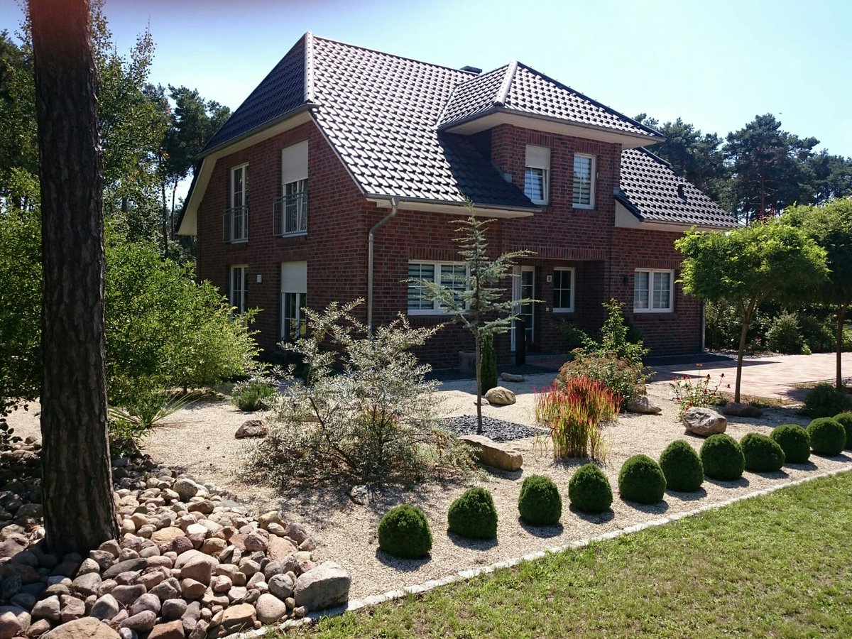 Bauunion1905's tweet photo. Wir ❤️ #Bauherrenfotos. Mit dem #Landhaus #L300 haben sich unsere Bauherren ihr Paradies geschaffen. Blickfang bilden die beiden hochgemauerten Giebel an den #Traufseiten. Hier lässt sich ein drittes #Kinderzimmer oder #Homeoffice realisieren. Infos: https://t.co/icRXxhZij6 🏡 https://t.co/jYTVG6xfo8