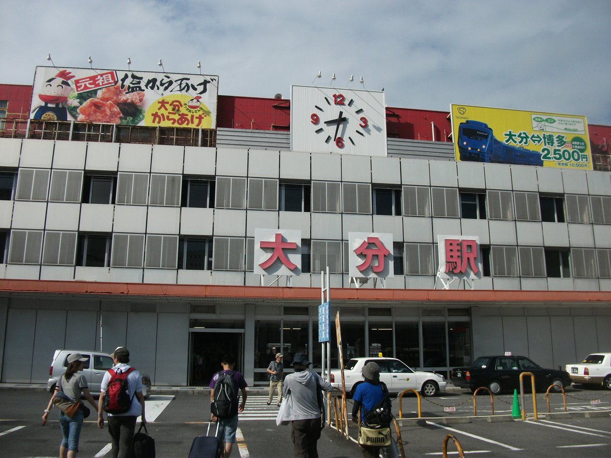 サイガ 異同人形 Auf Twitter ちゃらぽこtwitter散歩会 駅 改修前の大分駅 そして駅前周辺 ２枚目以降 昭和の匂いがしっかり残っていた 大分駅 大友宗麟 銅像