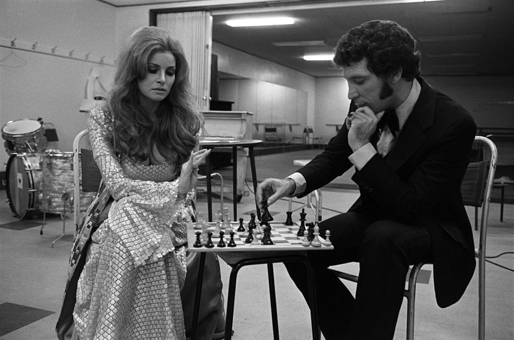 davidllada's tweet image. American actress Raquel Welch playing chess with British signer Tom Jones during the filming of a TV special.
📷: Terry O'Neill / @GettyImages