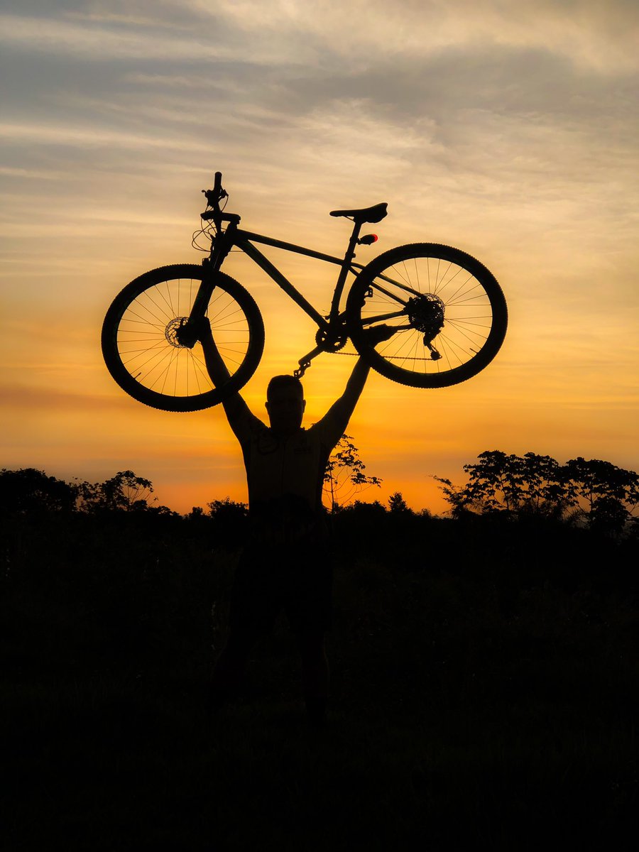 fabiobarbosafb's tweet photo. Sou um ciclista em busca do pôr do sol. Pense numa disposição de pedalar para e contemplar esse momento do dia. E vale super a pena, não vale? 🚲🌅
#sensebike #bikelifestyle #mtur https://t.co/EM5c5Wx4E0