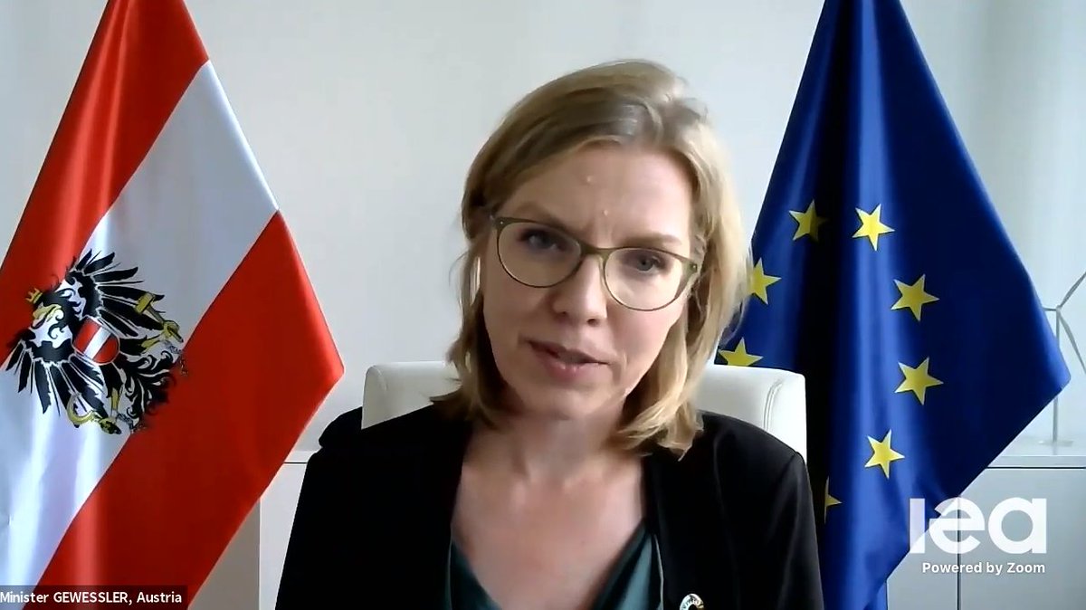 LukeMenzel's tweet photo. Austrian Minister @lgewessler: "It is paramount that we show the enormous potential of energy efficiency. This is one of the biggest tasks: that we change the narrative... it is not about sacrifice. It is a project that is bound to technological leadership."
#efficiency2020 https://t.co/qc05urBlCb
