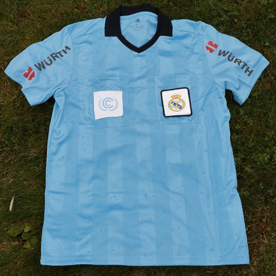 lulopez75's tweet photo. ULTIMA HORA!
Agotadas todas las existencias de camisetas del Real Madrid, en su version árbitro.
Está siendo la camiseta más demandada desde la vuelta al fútbol despues del confinamiento.
Están trabajando para reponer existencias.... https://t.co/qGCl9di5Lp