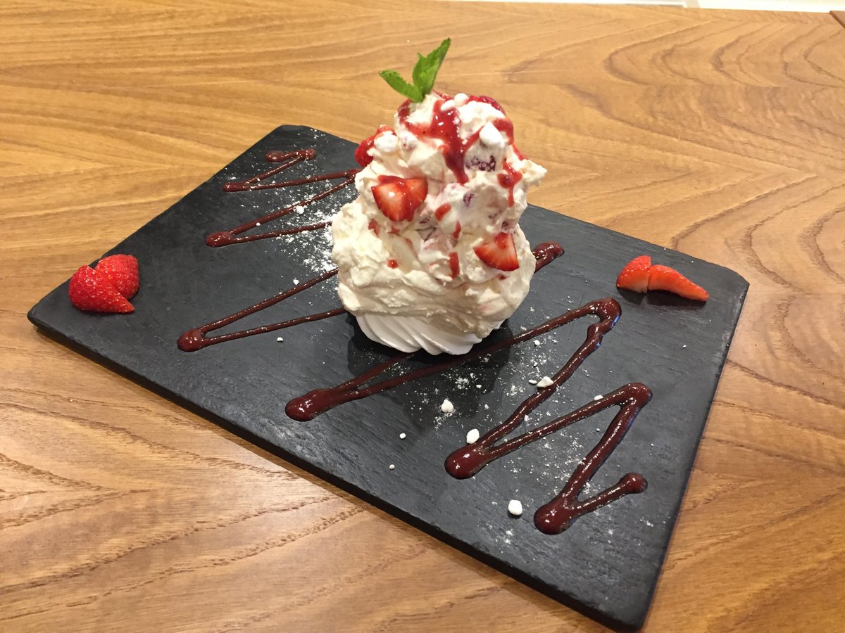ChristopherEton's tweet photo. Come get your Eton Mess at our Eton hotel! Based on the High Street in Eton, give us a call on 01753 852359 to order your takeaway and come collect from The Christopher Hotel.

Lots of  delicious choices on our menu here: https://t.co/9AhqSxlEaE

#etonmess #etonhotel #Windsor https://t.co/nUUccVNXQG