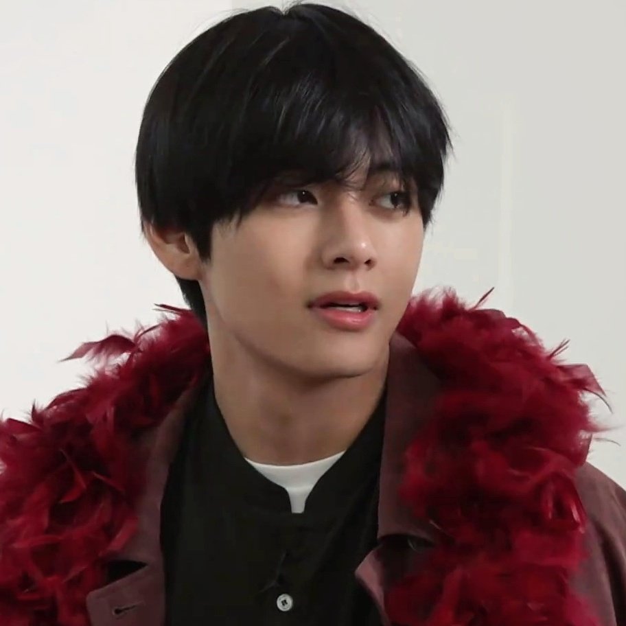 cookiesntae's tweet image. The way Taehyung went 😐🙂😀😃 at Hobi's compliment... so cute uwu