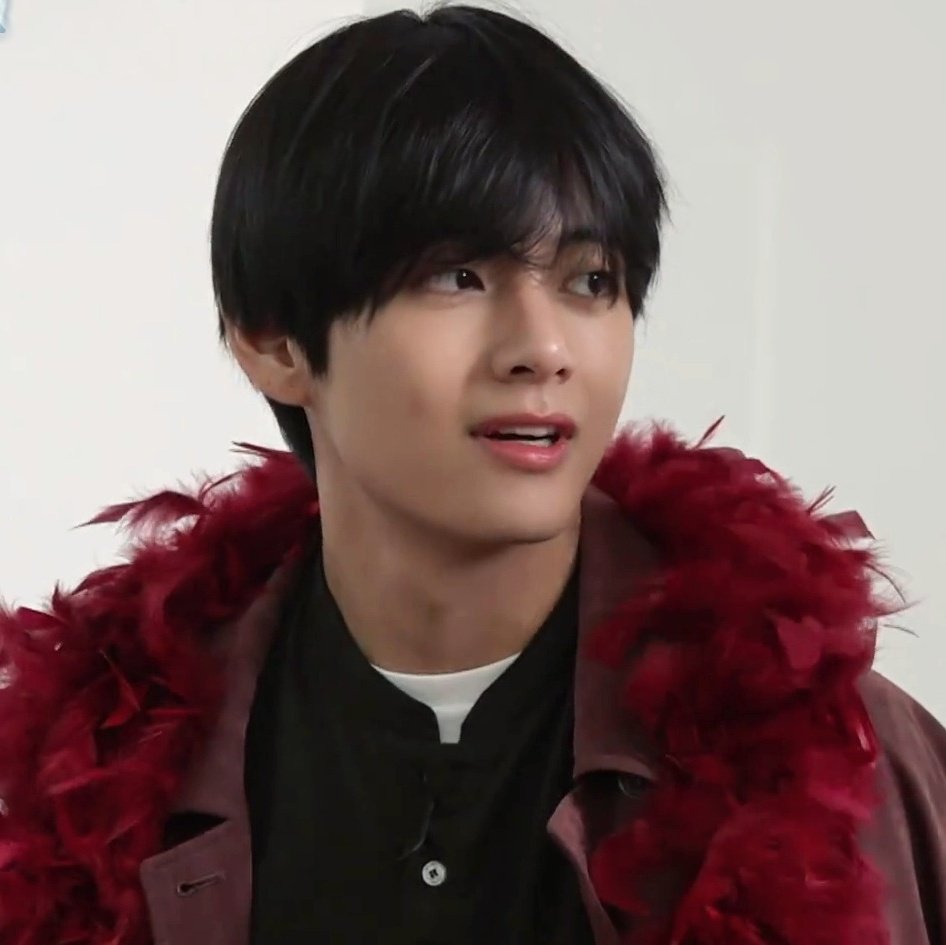 cookiesntae's tweet image. The way Taehyung went 😐🙂😀😃 at Hobi's compliment... so cute uwu