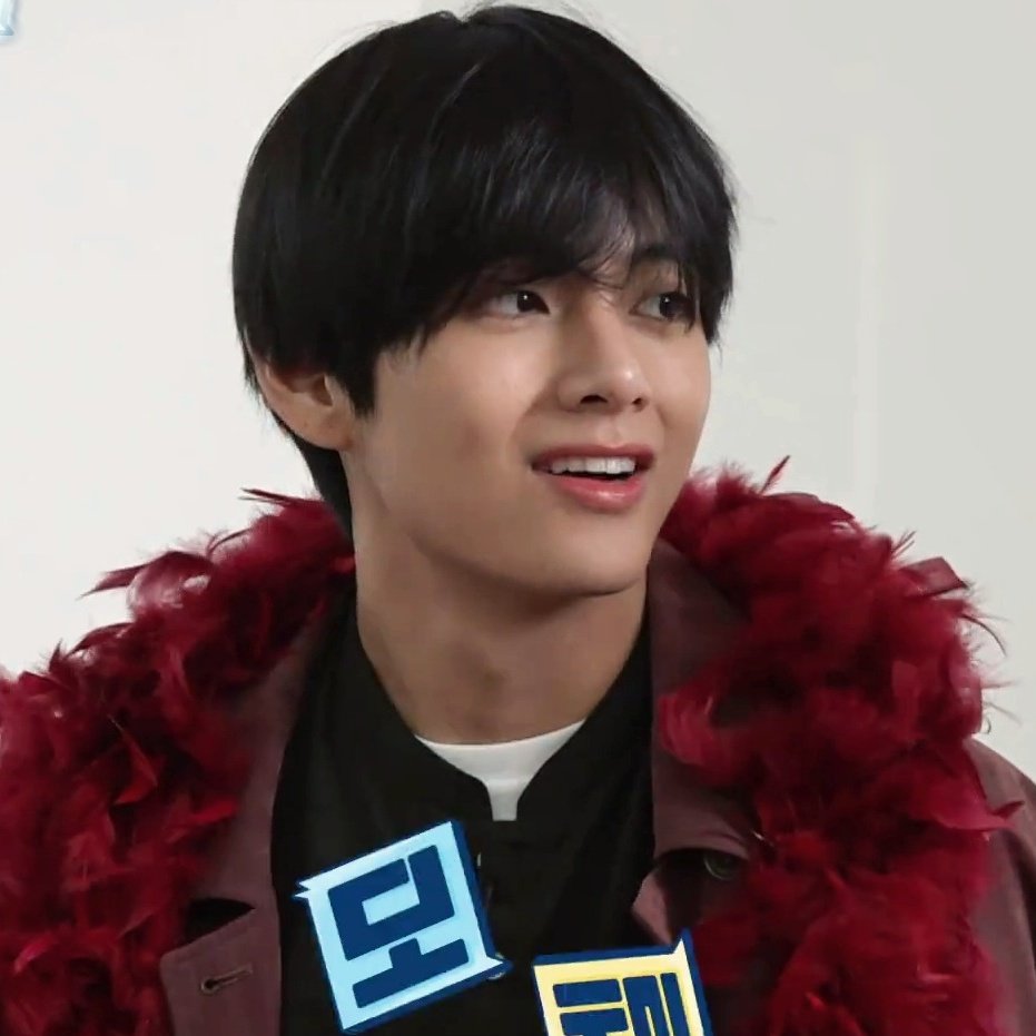 cookiesntae's tweet image. The way Taehyung went 😐🙂😀😃 at Hobi's compliment... so cute uwu