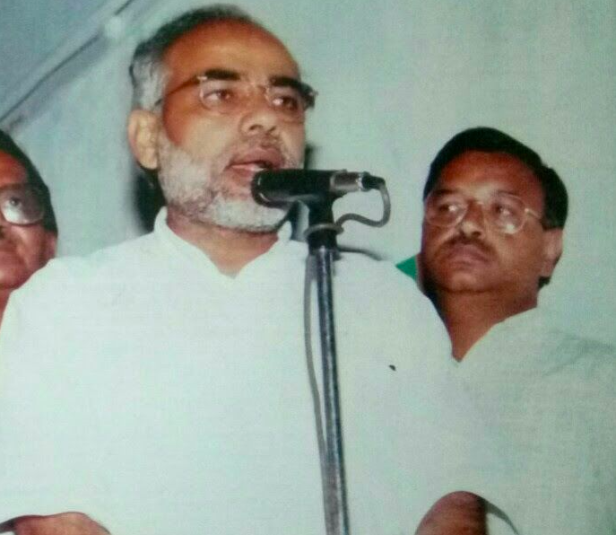 [Thread]Meet Ashok Gupta – the director of Aadhyaasi Media, the company that runs  @OpIndia_com. He's also listed as director of OpIndia's holding company, and the company that runs  @tfipost. He's been an RSS worker all his life, and has had ties with the BJP 