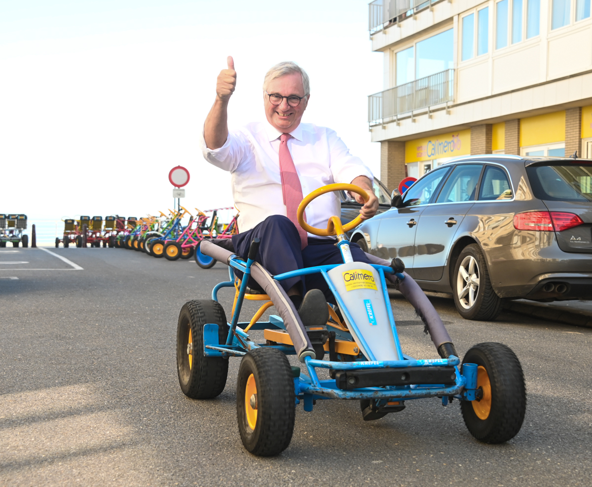 gem_Koksijde's tweet photo. Vandaag ging de cameraploeg van @FocusWTV op pad in #Koksijde voor een leuke babbel met de burgemeester. En ze hielden enkele tussenstops bij onze lokale handelaars en horeca-zaken. De afleveringen #UniekeStadsprojecten (USP) zijn op 29 &amp; 30/6 en op 1 &amp; 2/7 te zien. 📺 https://t.co/Y0rPTtVxg7