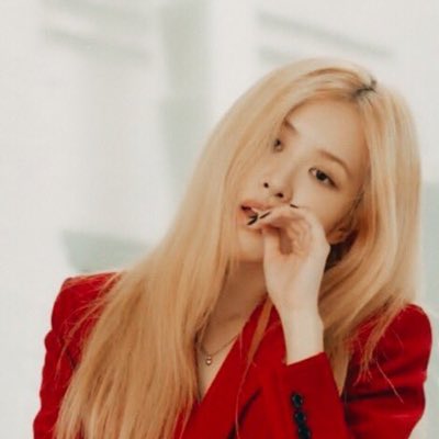 dinhgiahan06's tweet photo. Lại đổi ảnh nữa mn à. Vì sao? Vì sao? Vì Chaeng đẹp quá chứ sao🤣
#FourYearsWithROSE
#ROSÉ #RoseEnSaintLaurent https://t.co/w2KiX9mgFM